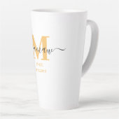 Tasse Latte Mamaw Élégant Script Monogramme Jaune Soleil  (Angle droit)