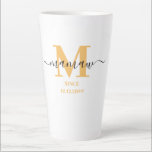 Tasse Latte Mamaw Élégant Script Monogramme Jaune Soleil<br><div class="desc">Tasse en latte pour un nouveau memaw ou bien établi depuis longtemps ! que vous pouvez personnaliser avec la date où ils sont devenus grand-mère. Ce design minimaliste branché présente une palette de couleurs ensoleillées, jaune doré, noir et blanc. Il a un monogramme Mamaw, avec la lettre initiale M et...</div>