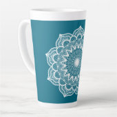 Tasse Latte Mandala blanc sur fond bleu (Angle gauche)