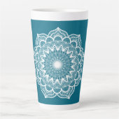 Tasse Latte Mandala blanc sur fond bleu (Devant)