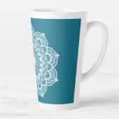 Tasse Latte Mandala blanc sur fond bleu (Droite)