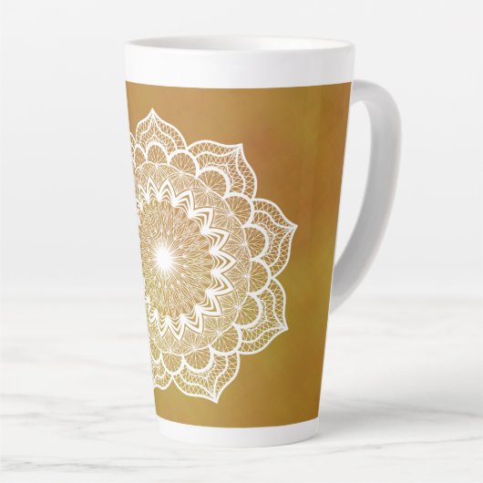 Tasse Latte Mandala blanc sur fond doré (Angle droit)