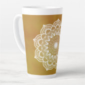 Tasse Latte Mandala blanc sur fond doré (Angle gauche)