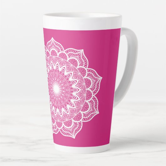 Tasse Latte Mandala blanc sur fond rose (Angle droit)