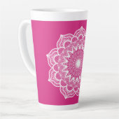 Tasse Latte Mandala blanc sur fond rose (Angle gauche)