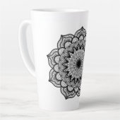 Tasse Latte Mandala noir sur fond blanc (Angle gauche)