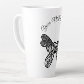 Tasse Latte Mandala papillon boho complexe noir et blanc A (Angle gauche)