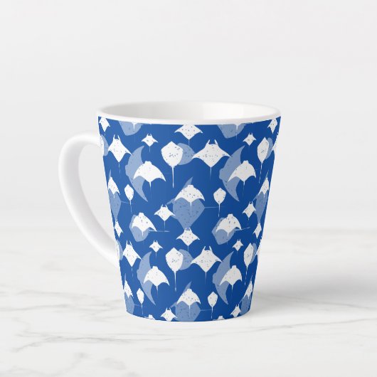 Tasse Latte Manta Rays et Stingrays Motif sur Ocean Blue (Angle gauche)