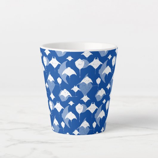 Tasse Latte Manta Rays et Stingrays Motif sur Ocean Blue (Devant)