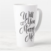 Tasse Latte Mariage Élégant Script Proposition de mariage  (Angle droit)