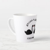 Tasse Latte Mariage gothique Baiser Black Swans Personnalisé (Angle gauche)