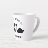 Tasse Latte Mariage gothique Baiser Black Swans Personnalisé (Angle droit)
