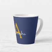 Tasse Latte Marine Blue Gold Modern Script Girl Monogramme Nom (Angle droit)