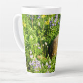 Tasse Latte Marmot dans le Mont Rainier Fleurs sauvages (Angle gauche)