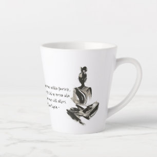 Tasse Latte Méditation de l'instructeur de Yoga Pose Pose Brus