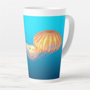 Tasse Latte Méduse flottant dans l'eau bleue