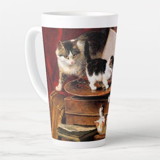 Tasse Latte Mère Chat et chatons sur table (Angle gauche)