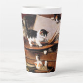 Tasse Latte Mère Chat et chatons sur table (Devant)