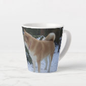 Tasse Latte mignon chien akita embrasser bonhomme de neige pou (Angle droit)