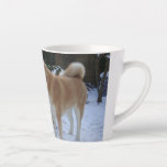 Tasse Latte mignon chien akita embrasser bonhomme de neige pou<br><div class="desc">Cette grande tasse de noël a une photo de drôle de neige akita bonhomme de neige sur elle. L'akita de neige a été construit juste après Noël dans la neige épaisse de décembre. Le bonhomme de neige akita a une drôle d’expression sur son visage, mais... je pense que quelqu’un aurait...</div>