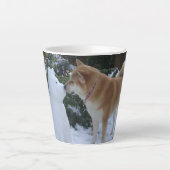 Tasse Latte mignon chien akita embrasser bonhomme de neige pou (Devant)