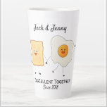 Tasse Latte Mignonne Drôle Joyeux Toast Eggcelcelcelcelcate En<br><div class="desc">Doté d'un joli toast amusant et d'un oeuf avec le mot Eggcellent Ensemble qui peut être personnalisé avec les noms du couple. Parfait pour la Saint Valentin,  anniversaire,  mariage ou toute autre occasion. Consultez d'autres articles correspondants disponibles dans mon magasin! Merci pour le support solide</div>