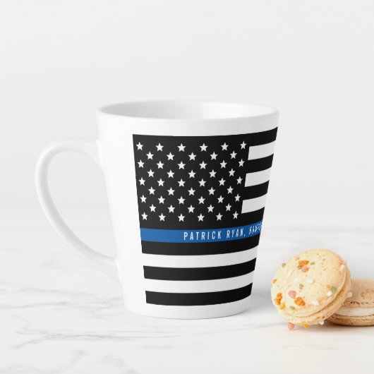 Tasse Latte Mince Ligne bleue Police Drapeau Monogramme (En situation)
