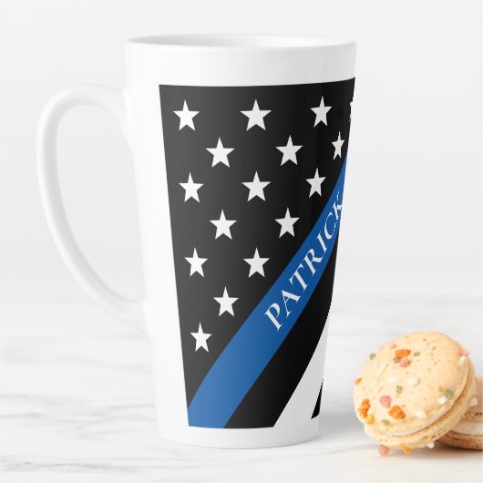 Tasse Latte Mince Ligne bleue Police Indicateur Nom du monogra (En situation)
