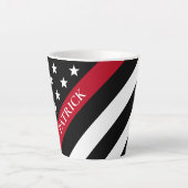 Tasse Latte Mince Red Line Firefighter Drapeau Nom du monogram (Devant)