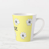 Tasse Latte Modèle floral Nom personnalisé jaune (Droite)