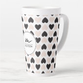 Tasse Latte Moderne Blush rose noir Coeurs d'amour Monogramme (Angle droit)