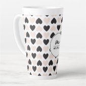 Tasse Latte Moderne Blush rose noir Coeurs d'amour Monogramme (Angle gauche)