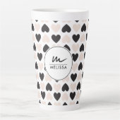 Tasse Latte Moderne Blush rose noir Coeurs d'amour Monogramme (Devant)