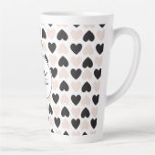 Tasse Latte Moderne Blush rose noir Coeurs d'amour Monogramme (Droite)