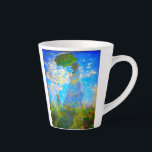 Tasse Latte Monet Woman avec un parasol<br><div class="desc">Une tasse en latte de portrait de famille avec Camille,  la femme de Claude Monet,  tenant un parasol,  et leur fils Jean,  se promenent dans un champ vert vif soufflé par le vent pendant une journée d’été. Un grand cadeau Monet pour les amateurs d'impressionnisme et d'art français.</div>