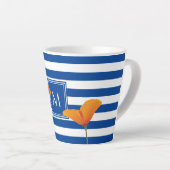 Tasse Latte Monogramme à rayures bleu chic (Angle droit)