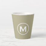 Tasse Latte Monogramme classique minimal<br><div class="desc">Un design simple monogrammé sur mesure dans un style minimaliste moderne avec typographie de bloc classique dans une palette de couleurs vert et blanc sage; un design professionnel simple et propre qui peut être facilement mis à jour avec votre monogramme initial.</div>