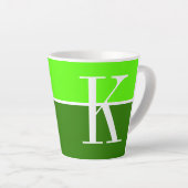 Tasse Latte Monogramme cool moderne à deux tons (Angle droit)