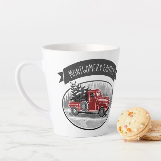 Tasse Latte Monogramme de camion rouge rustique Nom de famille (En situation)