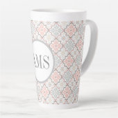 Tasse Latte Monogramme de fleurs marocaines Personnalisé (Angle droit)