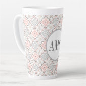 Tasse Latte Monogramme de fleurs marocaines Personnalisé (Angle gauche)
