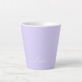 Tasse Latte Monogramme de nom de script moderne violet lavande (Devant)