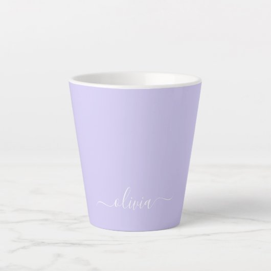 Tasse Latte Monogramme de nom de script moderne violet lavande (Devant)