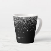 Tasse Latte Monogramme de nom féminin en script pailleté noir (Angle droit)