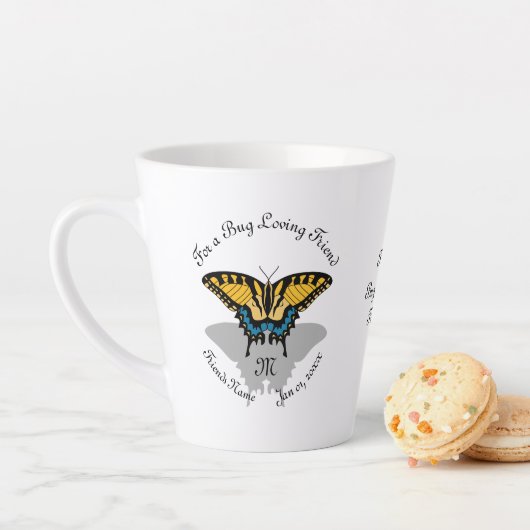 Tasse Latte Monogramme de papillon Swallowtail (En situation)
