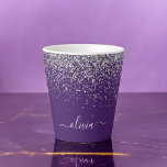 Tasse Latte Monogramme de Parties scintillant d'argent violet<br><div class="desc">Parties scintillant à étincelle violette et argentée Script Monogramme Nom Tasse de café en latte Cela rend le cadeau parfait pour 16 ans,  mariage,  douche nuptiale,  anniversaire,  baby shower ou bachelorette pour quelqu'un qui aime le luxe glam et les styles chic.</div>