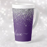 Tasse Latte Monogramme de Parties scintillant d'argent violet<br><div class="desc">Parties scintillant à étincelles métalliques violettes et argentées  Monogramme Nom Tasse de café en latte. Cela rend le cadeau parfait pour 16 ans,  mariage,  douche nuptiale,  anniversaire,  baby shower ou bachelorette pour quelqu'un qui aime le luxe glam et les styles chic.</div>