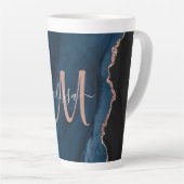 Tasse Latte Monogramme de script personnalisé Chic Blue Rose G (Angle droit)