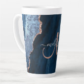 Tasse Latte Monogramme de script personnalisé Chic Blue Rose G (Angle gauche)