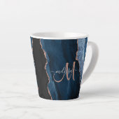 Tasse Latte Monogramme de script personnalisé Chic Blue Rose G (Angle droit)